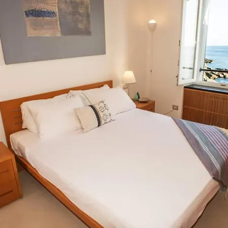 Carattino 12 Idyllic Seafront Retreat *