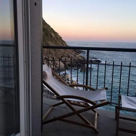 Carattino 12 Idyllic Seafront Retreat *