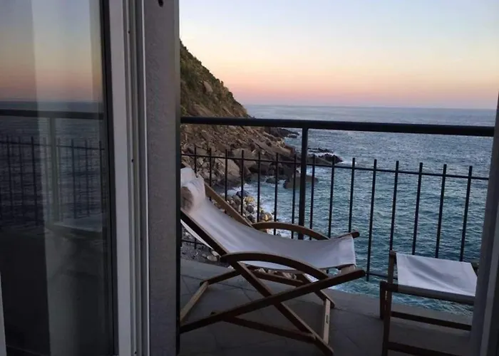 Carattino 12 Idyllic Seafront Retreat *